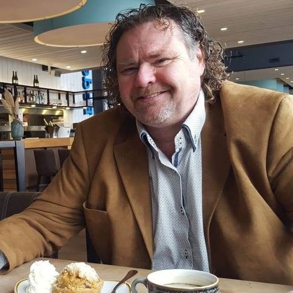 Hans Blaauw in gesprek met een kop koffie